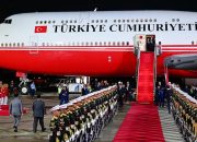 Presiden Prabowo Sambut Hangat Kedatangan Presiden Erdogan di Bandara