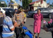 Ops Keselamatan 2025, Polres Minsel Bagikan Coklat Untuk Pengendara Ranmor Yang Tertib Berlalulintas