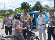 Ops Keselamatan, Kapolres Minsel Bagikan Helm Gratis Untuk Pengendara Sepeda Motor