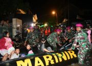 Prajurit Marinir, Sigap Selamatkan Warga Korban Banjir di Manado