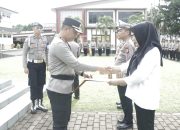 Tiga Personil Terbaik Mendapatkan Penghargaan Dari Kapolres Bitung AKBP Albert Zai SH MH