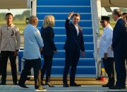 Presiden Prabowo Subianto Antar Langsung Keberangkatan Presiden Macron ke Singapura
