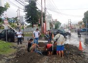 Dirut Perumda Air Minum Duasaudara Turun Langsung Tinjau Perbaikan Pipa Bocor di Girian