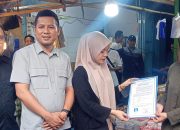 Dirut Perumda Pasar Bitung Serahkan 145 Dokumen Fasilitas Pasar kepada Pedagang