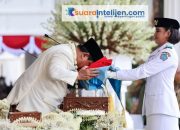 Presiden Prabowo Cium Sang Saka Merah Putih, Dibawa Paskibraka Asal Sulut di Istana Merdeka