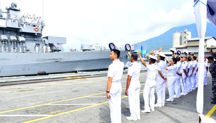 Kodaeral VIII Lepas Keberangkatan Kapal Perang Jepang JS Yamagiri dan JS Shiranui dari Bitung